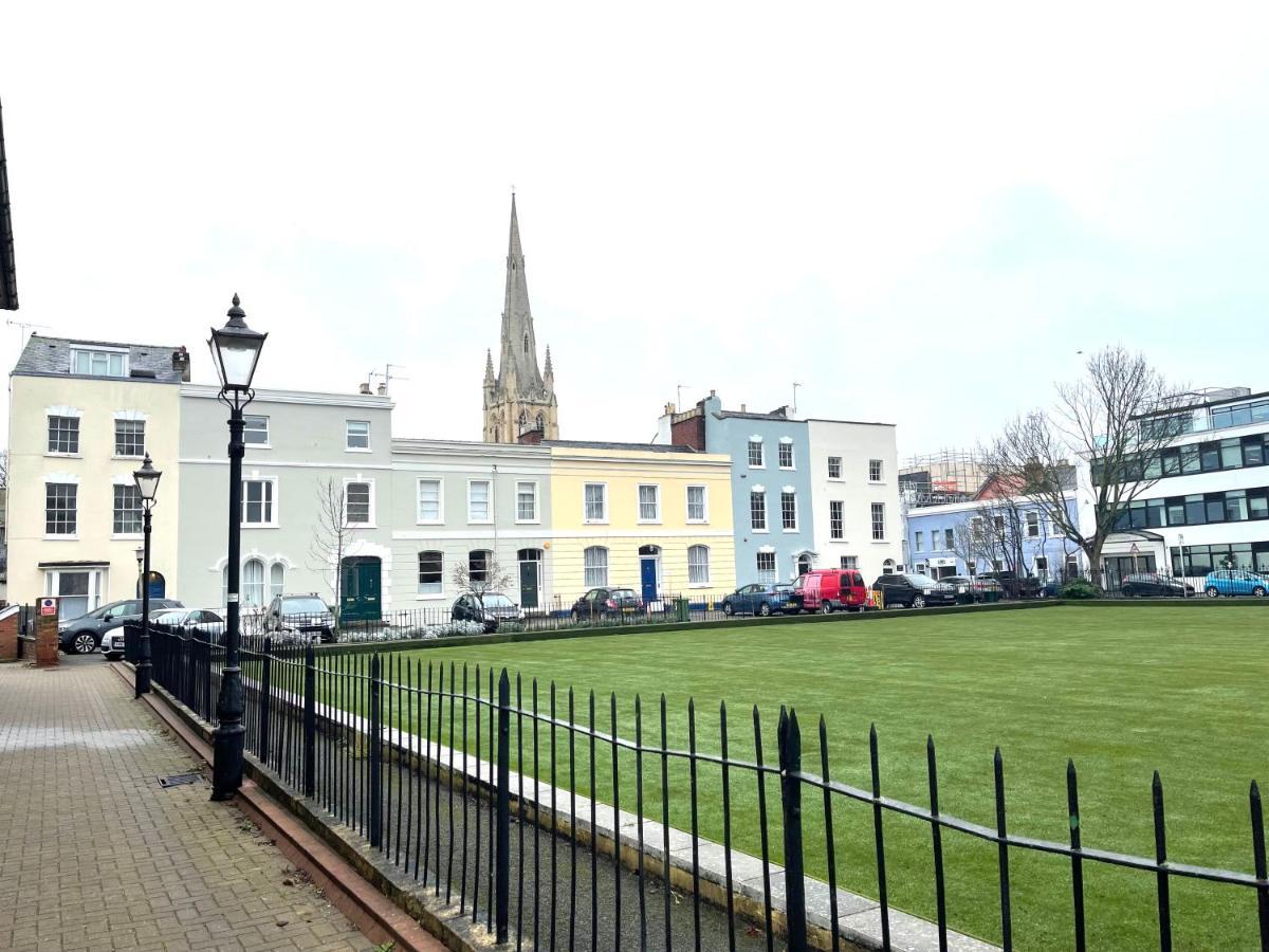 Am Living - Cheltenham Town Centre - St Georges Square 外观 照片